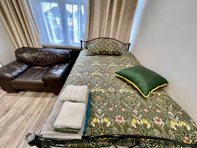 Luxurious En-suite Double Room- Walk to 3 stations Main Photo