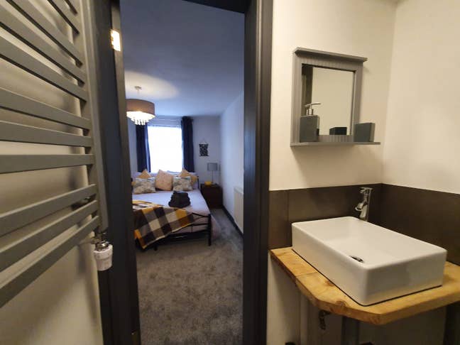 Ensuite 1st month half price⬇️.4 mins walk DM Main Photo