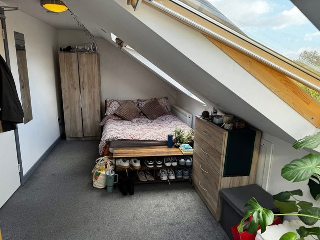 Dalry Room Available, 700 pm, Lovely Upstairs Room Main Photo