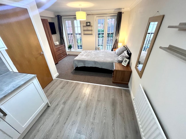 Large Double en-suite room professional houseshare Main Photo