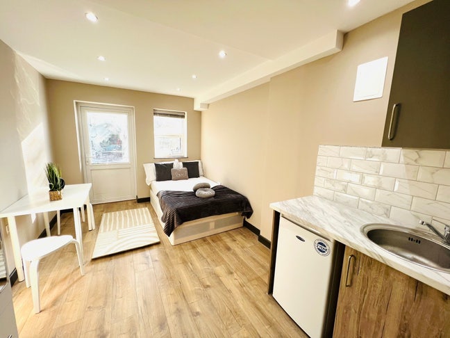 ✨ 🛏️ Self- Contained Studio  to Let in - Feltham   Main Photo