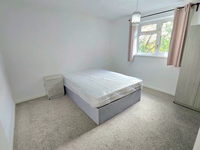 A Very Spacious and Bright Double Room Inc Bills Main Photo