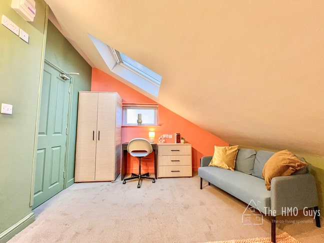 Huge En-Suite Attic Room – Feb Half Price! Main Photo