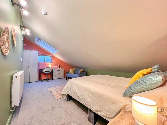 Huge En-Suite Attic Room – Feb Half Price! Main Photo