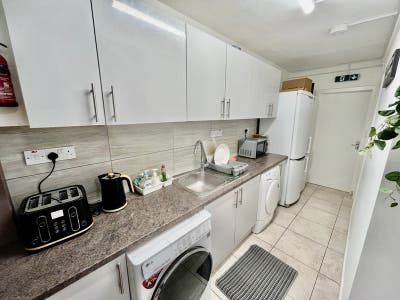 2 Cozy Rooms 😜 Available Now in South East Main Photo