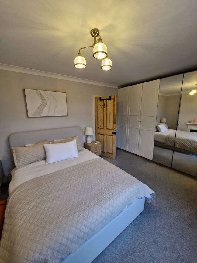 Large Double Room Available - Some Included  Main Photo