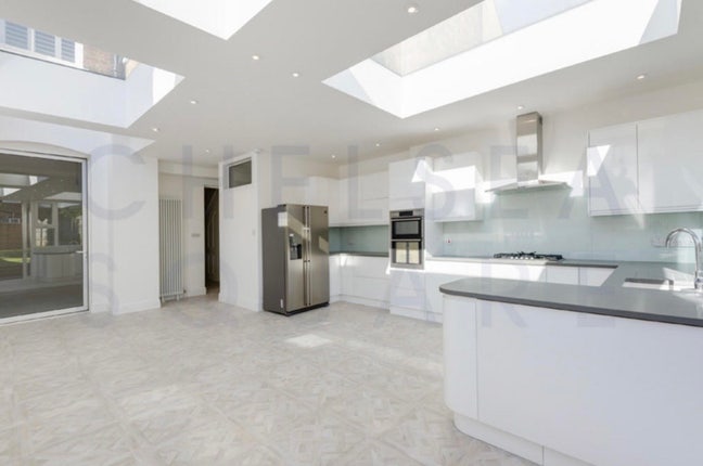 Large Double Room Main Photo