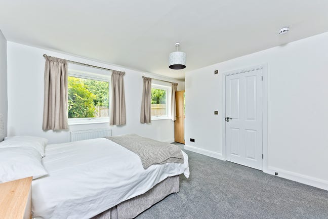 2 Large Double En-Suites = Bright Clean Modern Main Photo