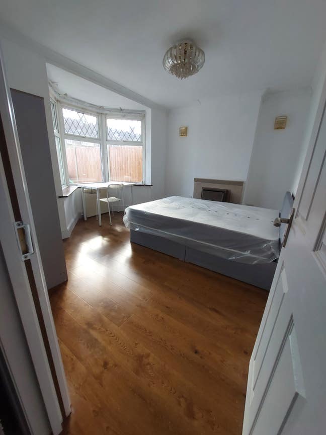 Ground floor double room available *females only Main Photo