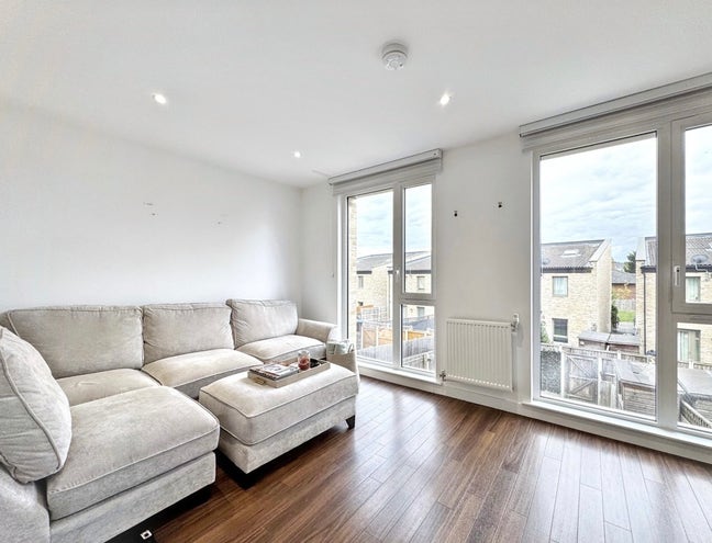 Large double bedroom- all bills included Main Photo