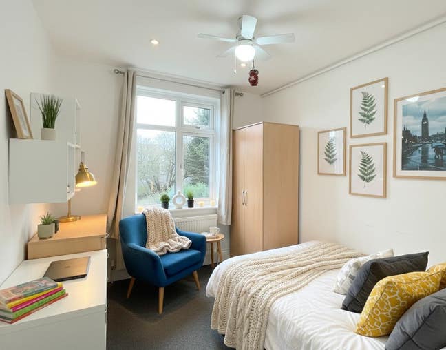 Great Value Room in Beautiful House, Motspur Park Main Photo