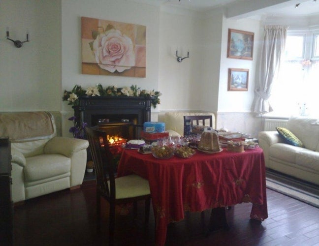 LONDON - double bedroom 30 mins to London by Tube Main Photo