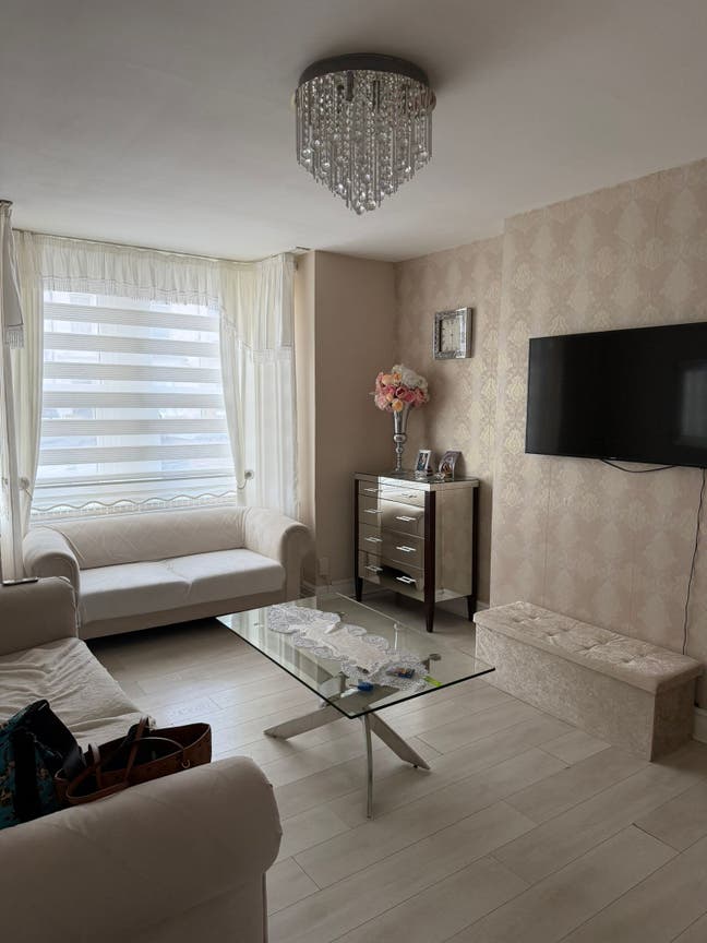 Ground Floor  2 Bed Flat Minutes from Wood Greeen Main Photo