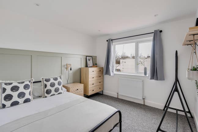 Spacious double room in friendly houseshare Main Photo