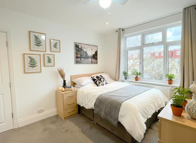 Large Room in Beautiful House, Motspur Park Main Photo