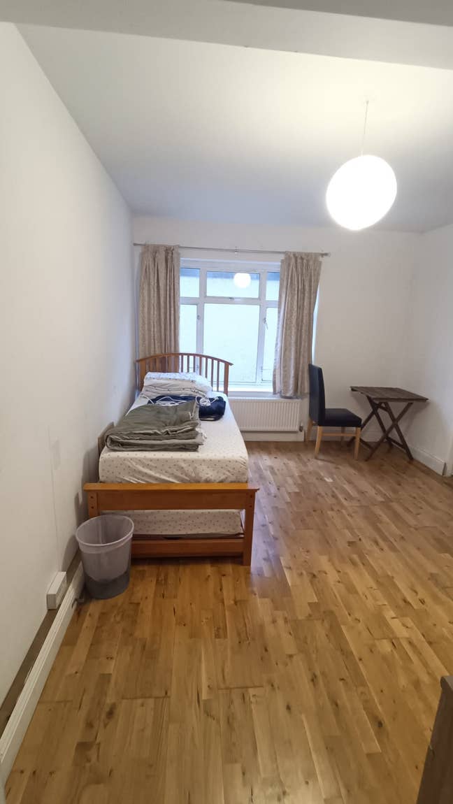 Room available for short let  in a clean house  Main Photo