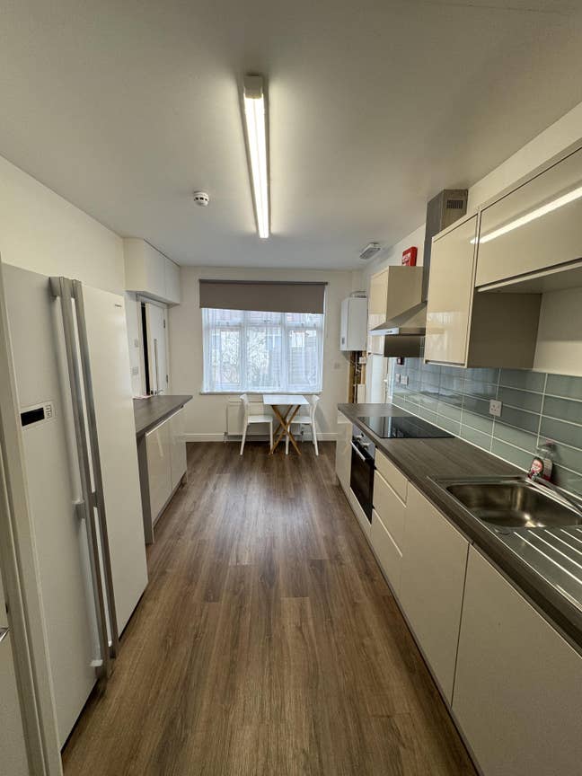 Modern 1 Bed Flat, Jersey Road, TW3 Main Photo