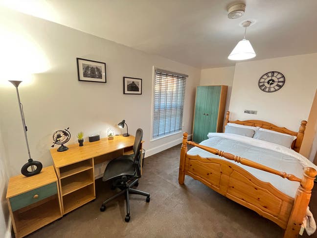 Large Double Room, central telford, fast wi-fi Main Photo