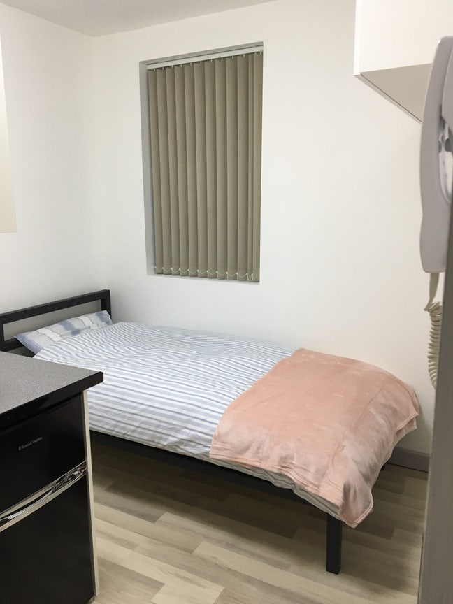 En suite single let room - town centre Main Photo