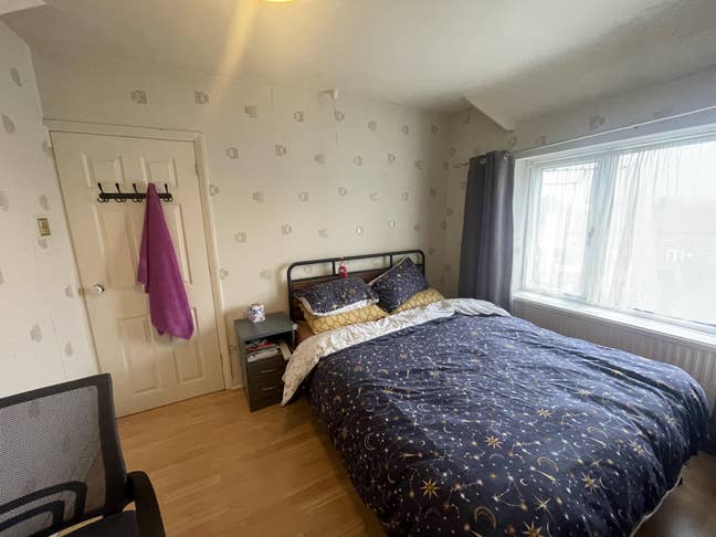 Furnished Spacious King Bed Room- BIlls Included Main Photo