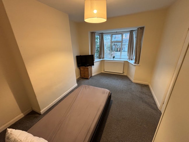 Large Single Room available asap  Main Photo