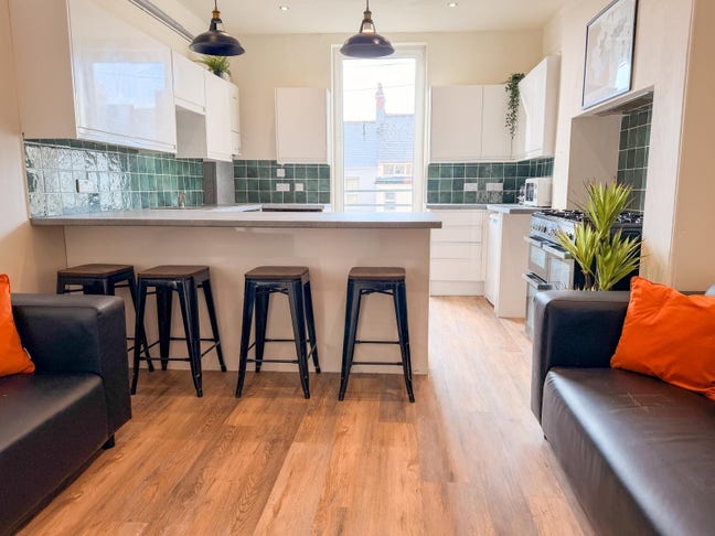 2 Professional Rooms Available &pound;380 - &pound;420 PCM.  Main Photo