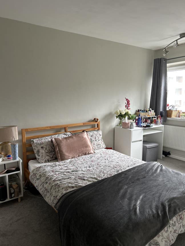 Short term let in London bridge with 2 lovely girl Main Photo
