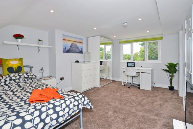 ⭐ 5 Mins Walk to Woking Station ⭐ Main Photo