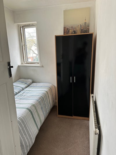 Single, bright room close to Twickenham  Main Photo
