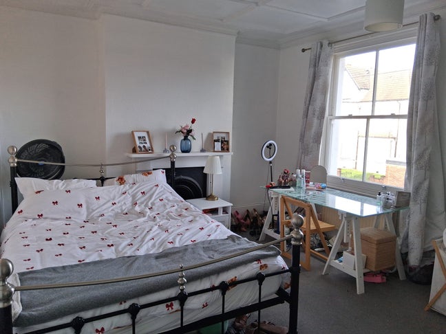 Large Double Room on a sought after, quiet road Main Photo