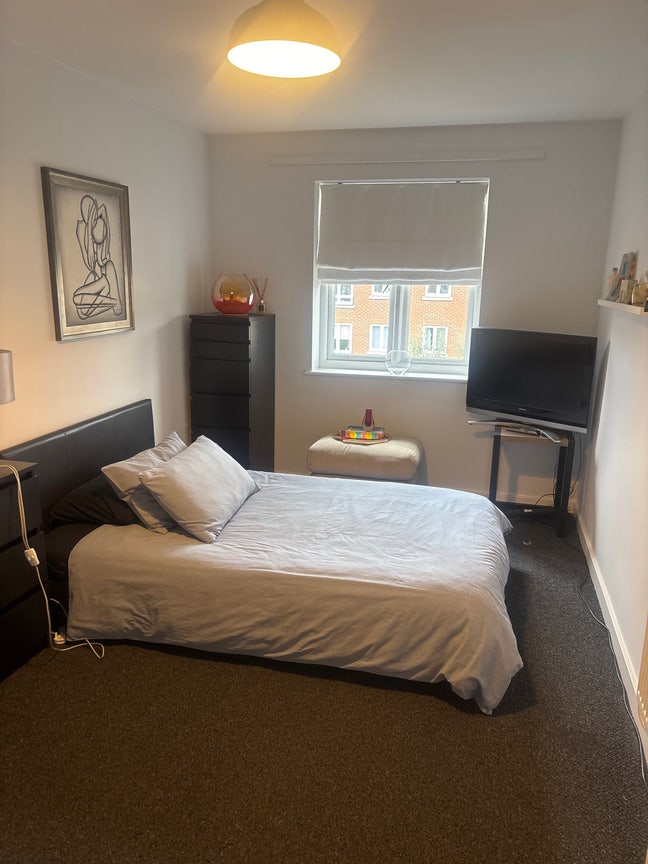 Spacious double bedroom in North Kensington Main Photo
