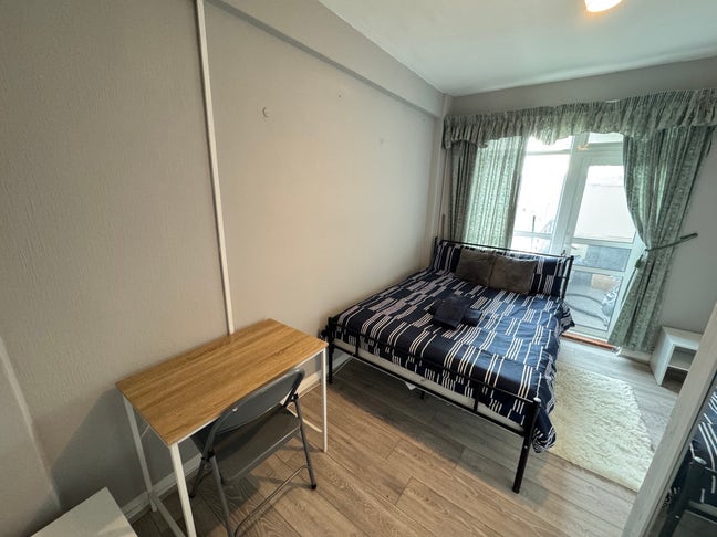 Double W/ Fridge + Terrace Next to Arsenal Station Main Photo