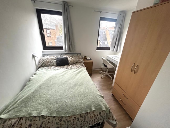 Bright, Renovated Room Across From Tube Station Main Photo