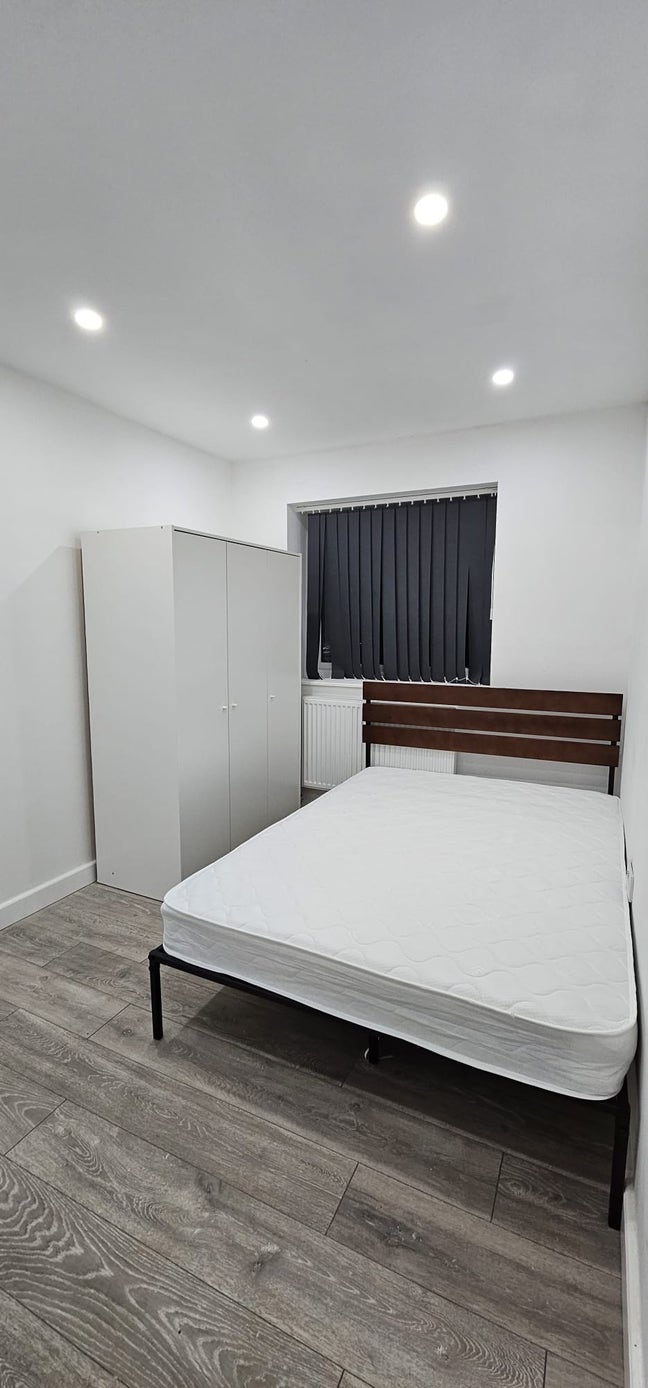 Bright Double Rooms in Modern 3-Storey House Main Photo