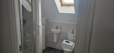Double Room, Bathroom, Secure Parking now! Main Photo