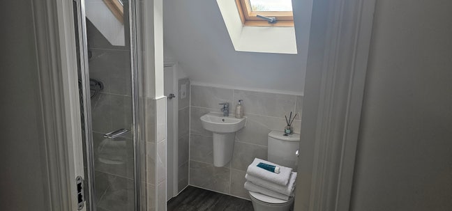 Double Room, Bathroom, Secure Parking now! Main Photo