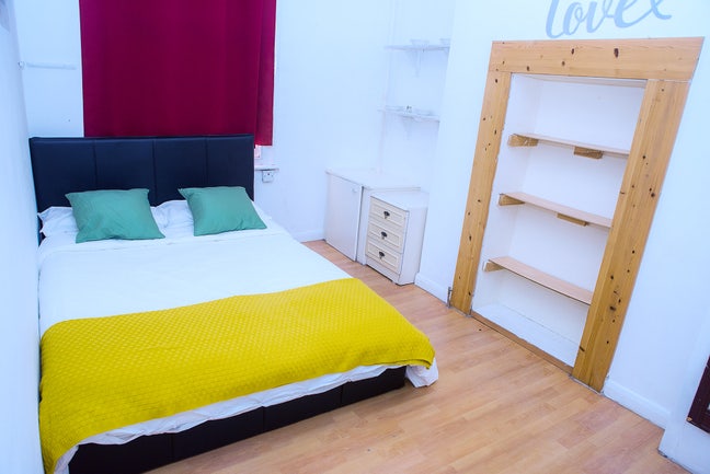 Spacious Double room in N4(12b Endymion road ) Main Photo