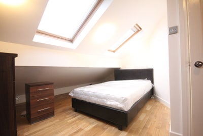 Double Room 2Mins to Westfield Shopping Centre Main Photo