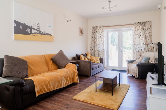 5–6 Bed Contractor / Relocation House – Dudley DY1 Main Photo