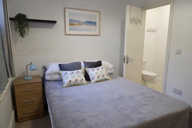 ✨ Bright Double Room with Private Ensuite | Bills  Main Photo