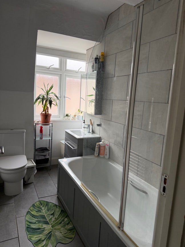 Double room in 2 bed flat- bill included  Main Photo