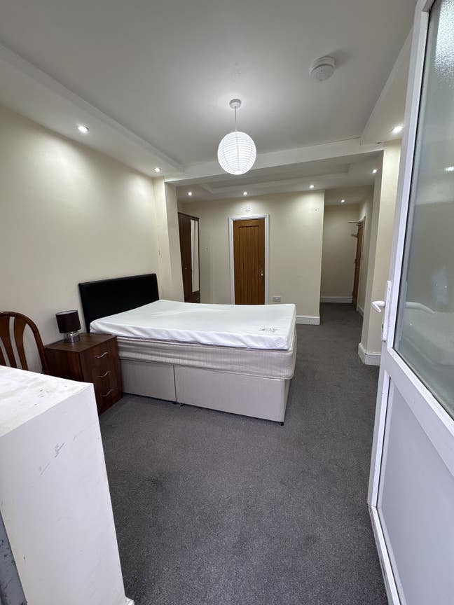 Large En-Suite Room, 8 Min Walk Station Main Photo