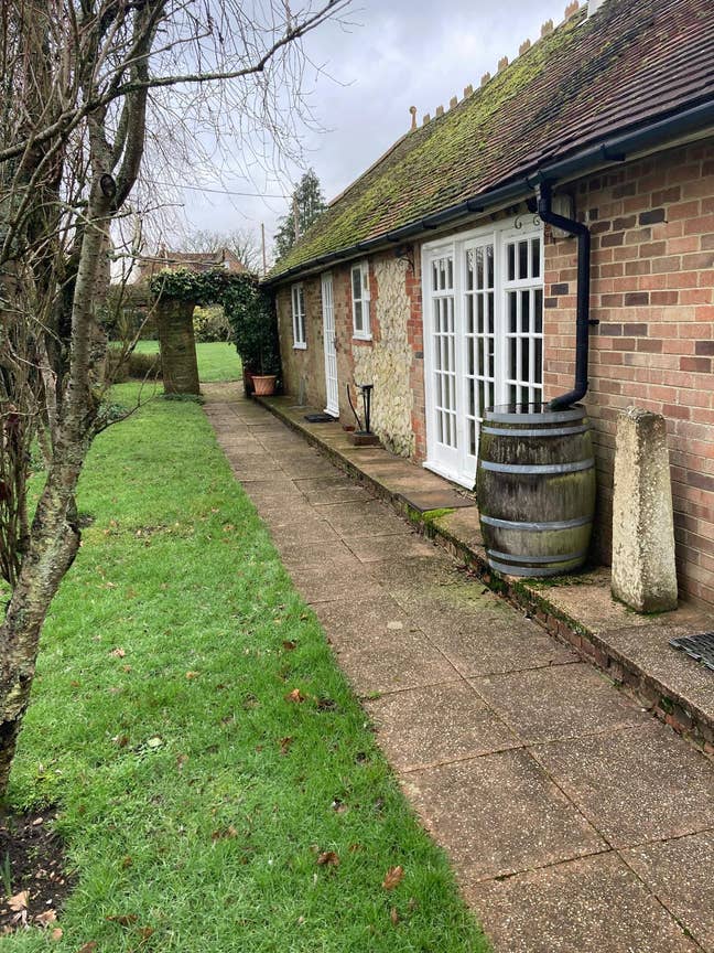 Seperate Annex-rural location-2.5m Farnham centre Main Photo