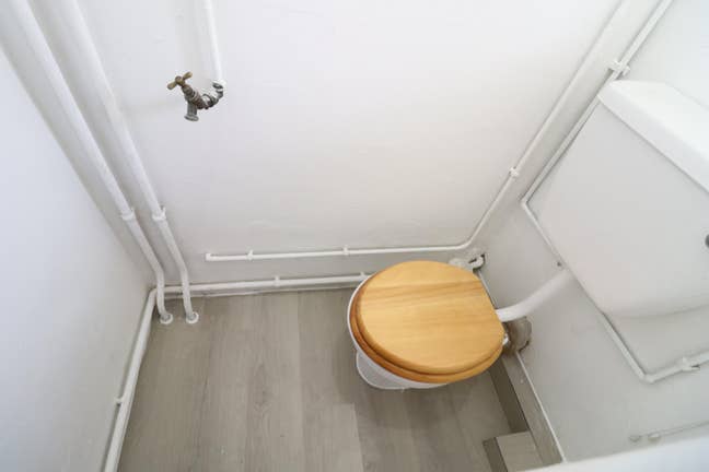 Bright Room in 3 Bedroom Flat with Living Space Main Photo