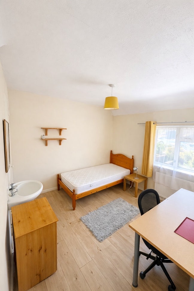 Minutes from Sussex Uni 3 Rooms Available  Main Photo