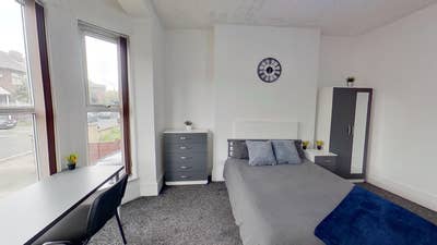 Bright Spacious Double Room 🏥 🌆🚉🏬 Main Photo