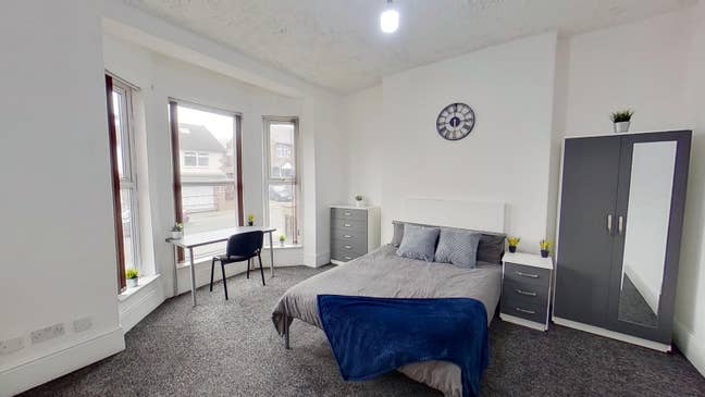 Bright Spacious Double Room 🏥 🌆🚉🏬 Main Photo