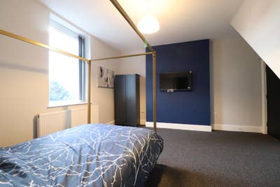 Luxury 10 Bed House - All  En Suites - CH43! Main Photo