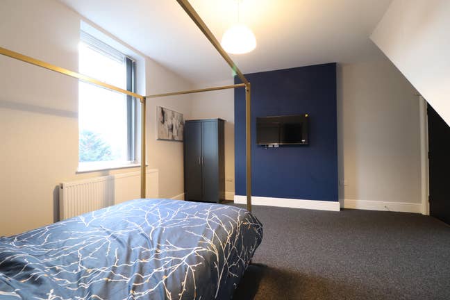 Luxury 10 Bed House - All  En Suites - CH43! Main Photo