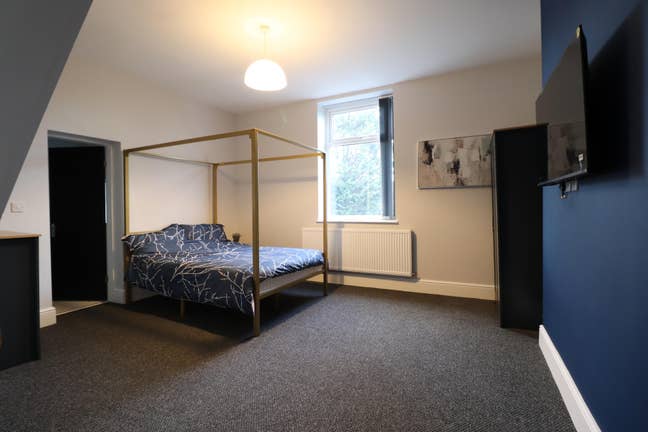 Beautiful 10 Bed House - All  En Suites - CH43! Main Photo